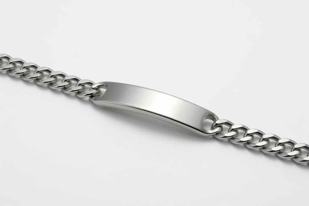 Bracciale targhetta acciaio MAI SOLA MAI, dettaglio angolato