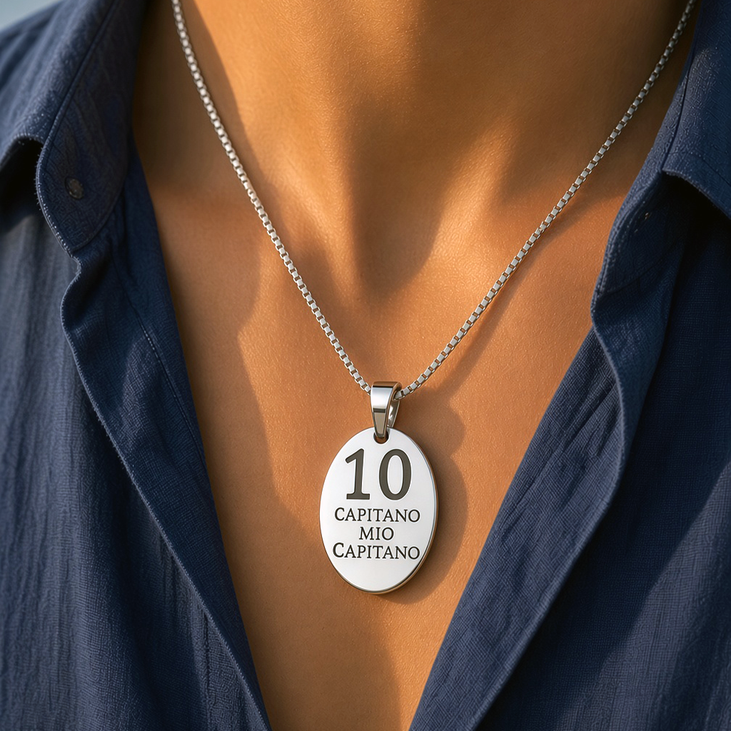 Collana ovale Capitano Mio Capitano in acciaio, indossata