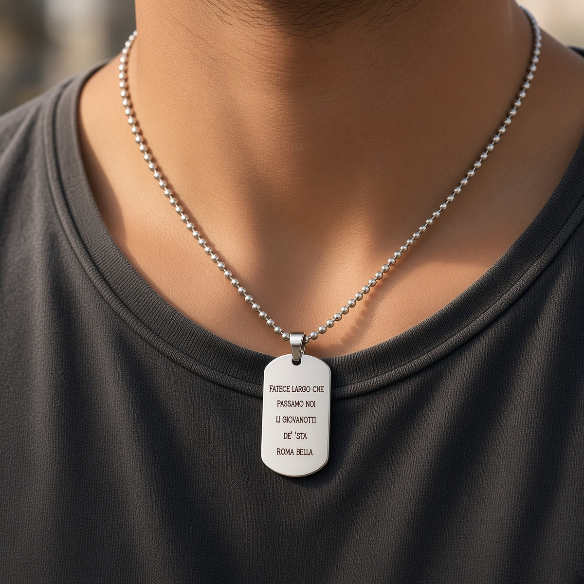 Collana targhetta indossata giallorosso