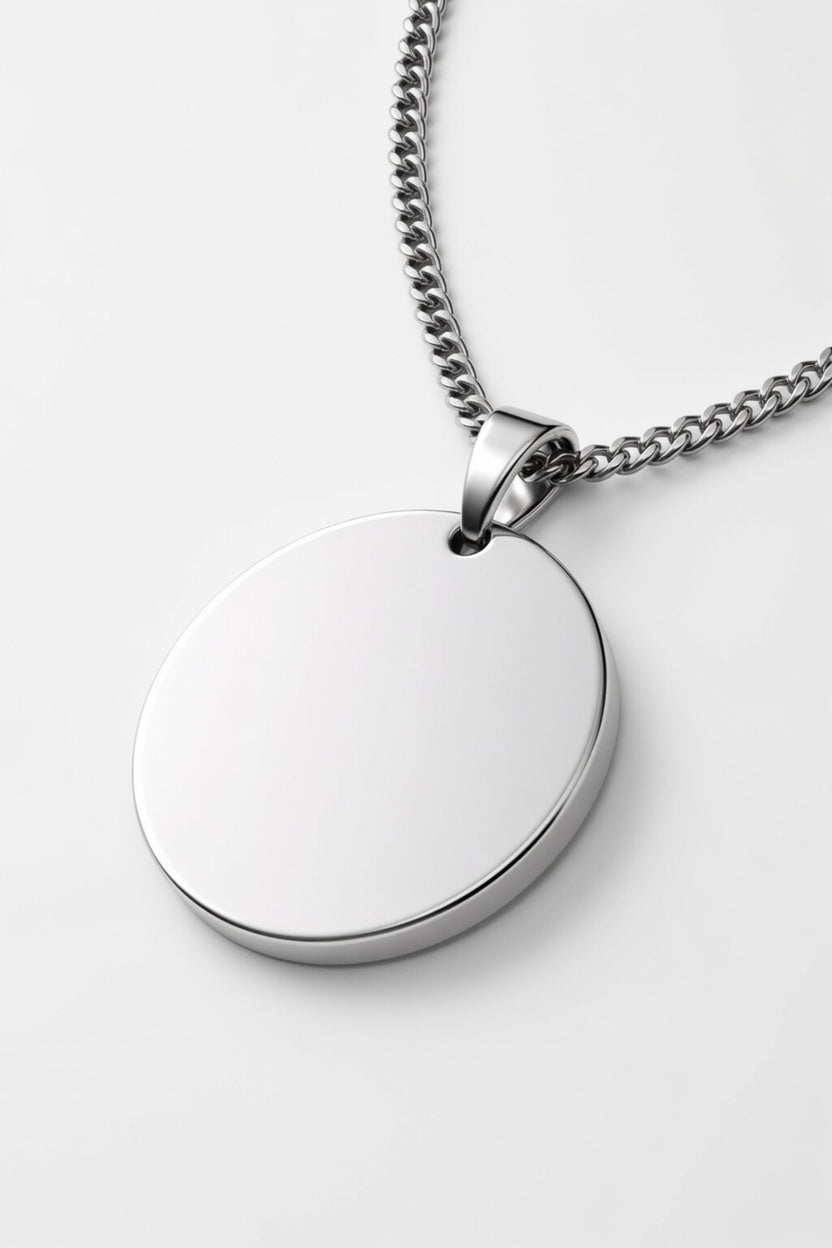 Collana tonda acciaio MAI SOLA MAI, dettaglio angolato